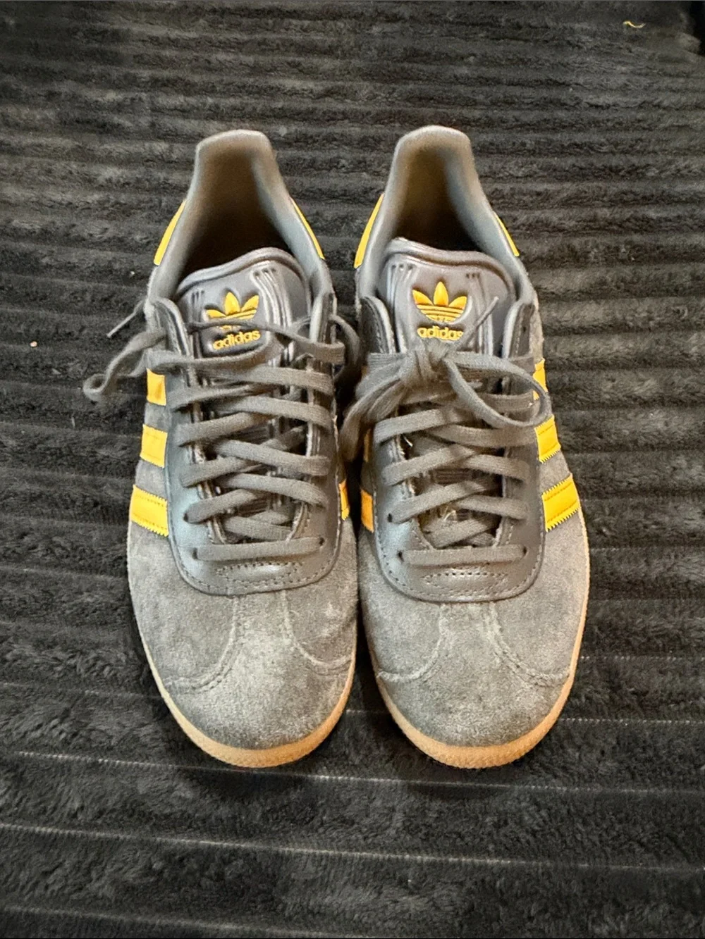 adidas men Manchester United, Gray Suede Sneakers with Yellow Stripes